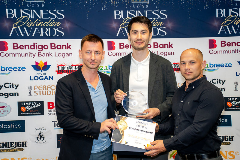 Dagood receiving the Retail Category award